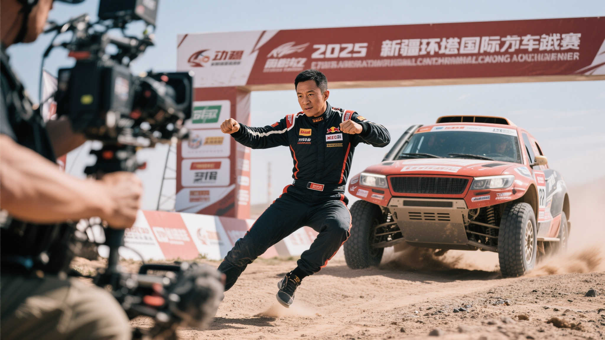 吴京化身赛车手,2025新疆环塔国际拉力赛激情开战! 吴京化身赛车手,2025新疆环塔国际拉力赛激情开战!